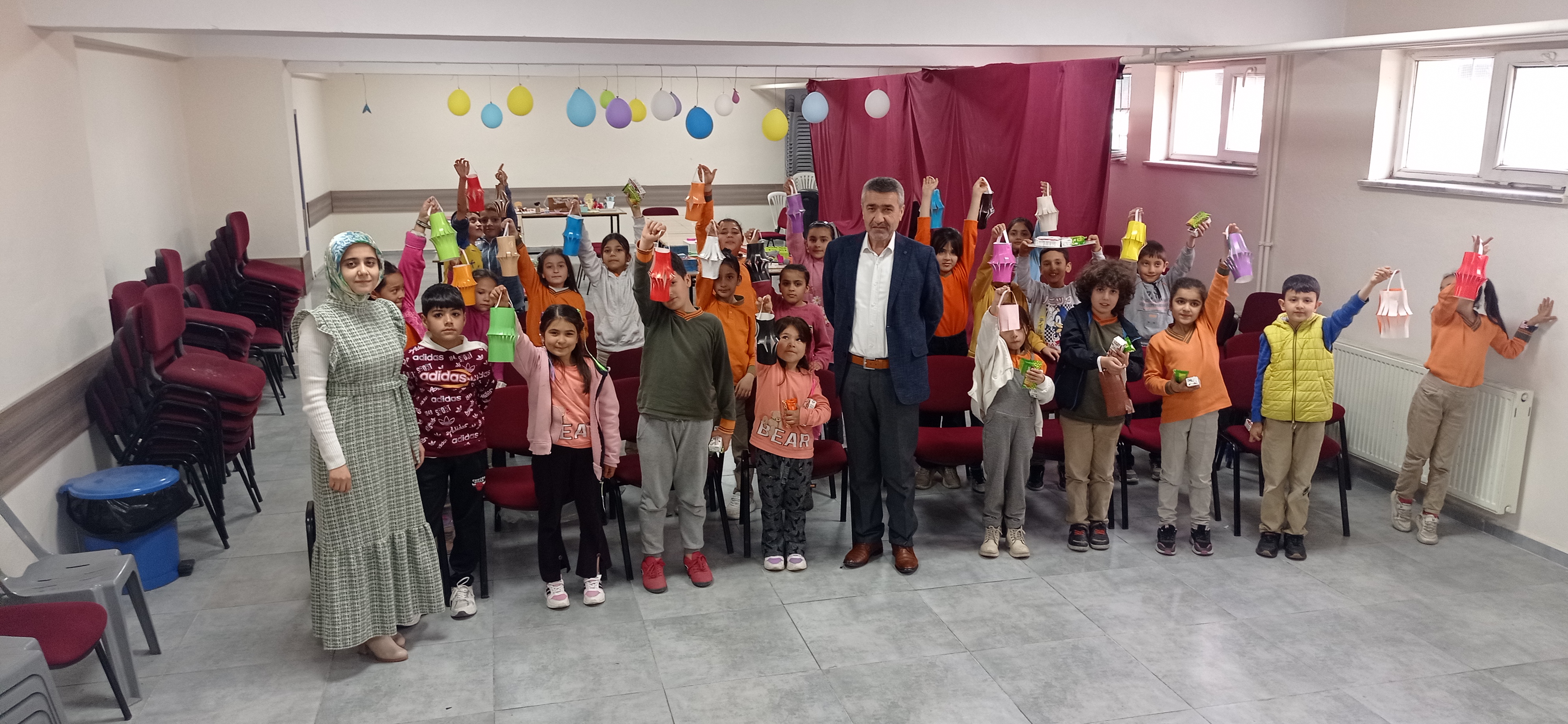 Depremzede öğrencilere yapılan eğitimden kareler 