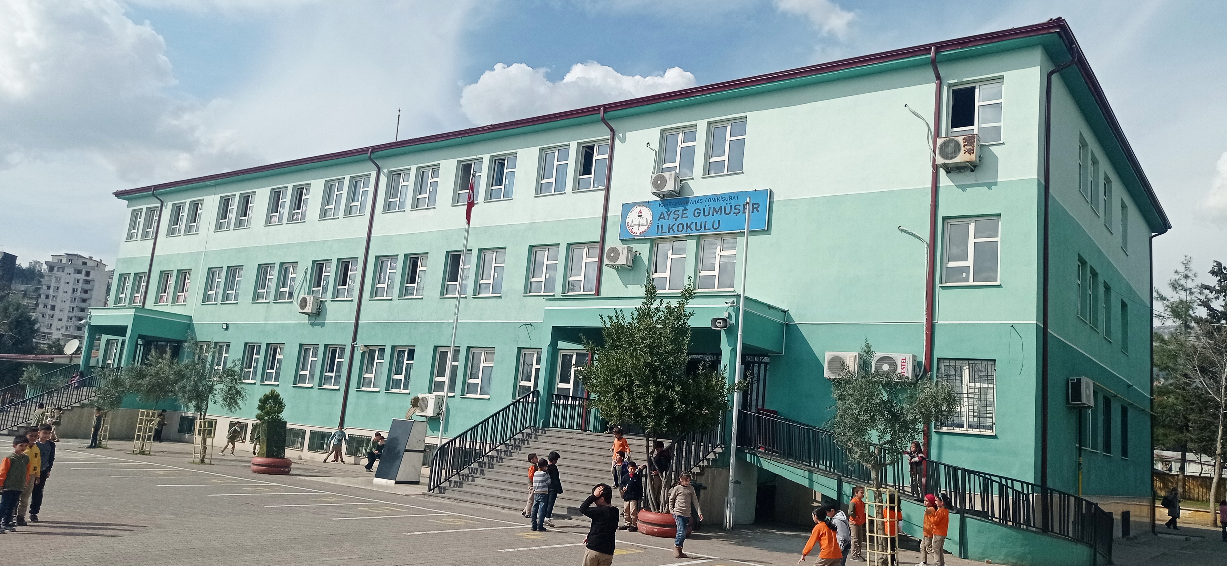 Depremde okullarını kaybeden öğrencilerin öğrenimlerine devam ettikleri Ayşe Gümüşer İlkokulu 